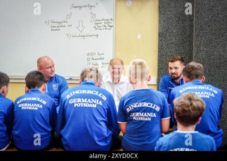 Potsdam, Deutschland. August 2024. Bundeskanzler Olaf Scholz (SPD) besucht als SPD-Bundestagsabgeordneter den Ringerclub RC Germania Potsdam in seinem Wahlkreis. Quelle: Kay Nietfeld/dpa/Alamy Live News Stockfoto