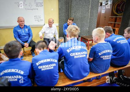 Potsdam, Deutschland. August 2024. Bundeskanzler Olaf Scholz (SPD) besucht als SPD-Bundestagsabgeordneter den Ringerclub RC Germania Potsdam in seinem Wahlkreis. Quelle: Kay Nietfeld/dpa/Alamy Live News Stockfoto
