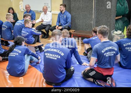 Potsdam, Deutschland. August 2024. Bundeskanzler Olaf Scholz (SPD) besucht als SPD-Bundestagsabgeordneter den Ringerclub RC Germania Potsdam in seinem Wahlkreis. Quelle: Kay Nietfeld/dpa/Alamy Live News Stockfoto