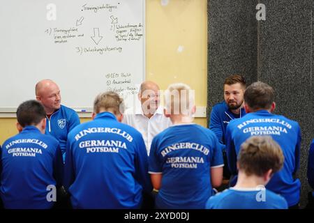 Potsdam, Deutschland. August 2024. Bundeskanzler Olaf Scholz (SPD) besucht als SPD-Bundestagsabgeordneter den Ringerclub RC Germania Potsdam in seinem Wahlkreis. Quelle: Kay Nietfeld/dpa/Alamy Live News Stockfoto