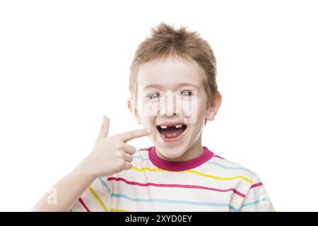 Kleine, lächelnde Kinderhände, die auf seine erste Babymilch zeigt, oder vorübergehende Zähne fallen heraus Stockfoto