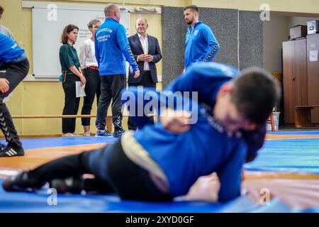 Potsdam, Deutschland. August 2024. Bundeskanzler Olaf Scholz (SPD) besucht als SPD-Bundestagsabgeordneter den Ringerclub RC Germania Potsdam in seinem Wahlkreis. Quelle: Kay Nietfeld/dpa/Alamy Live News Stockfoto