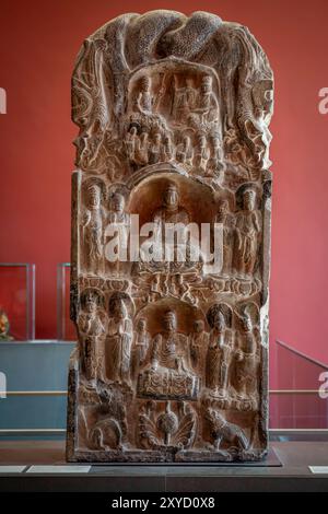 Paris, Frankreich - 07 20 2024: Museum Cernuschi. Buddhistische Stele, Stein, Nord-Qi, China Stockfoto