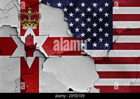 Flaggen von Nordirland und den USA auf gerissene Wand gemalt Stockfoto