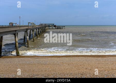 Deal ist Betonpier an einem windigen Tag. Ein beliebtes Reiseziel für Hundeschlittenwanderer und Sightseeing in Kent. Selbst bei stürmischem Wetter wie heute Stockfoto