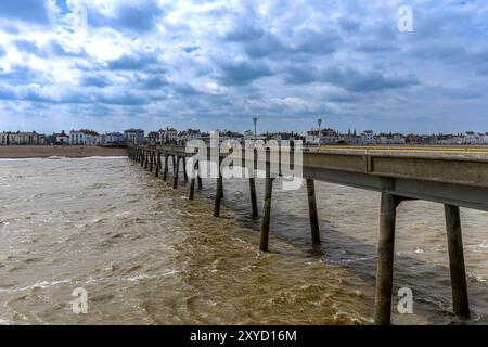 Deal ist Betonpier an einem windigen Tag. Ein beliebtes Reiseziel für Hundeschlittenwanderer und Sightseeing in Kent. Selbst bei stürmischem Wetter wie heute Stockfoto
