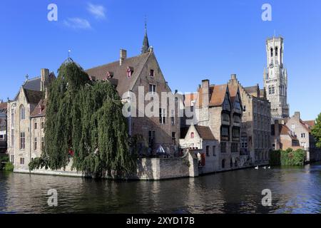 Berühmte Aussicht auf die Altstadt von Brügge mit dem Glockenturm und dem Dijver-Kanal, Brügge, Flandern, Belgien, Europa Stockfoto