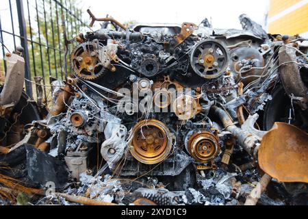 Verbranntes explodierter Wagen. Folgen von Katastrophen oder Terroranschlägen. Stockfoto