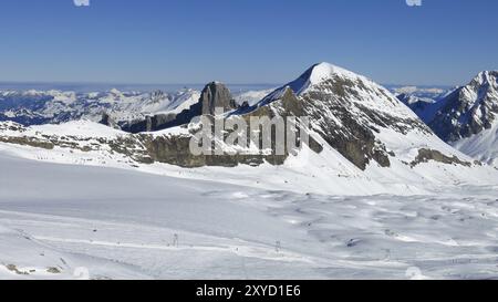 Skipiste direkt auf den Gletscher De Diablerets Stockfoto