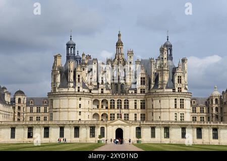 Nahaufnahme eines herrlichen Schlosses mit detaillierten Dekorationen und hohen Türmen unter einem leicht bewölkten Himmel, Schloss Chambord, Chateau de Chambord, Loire CA Stockfoto