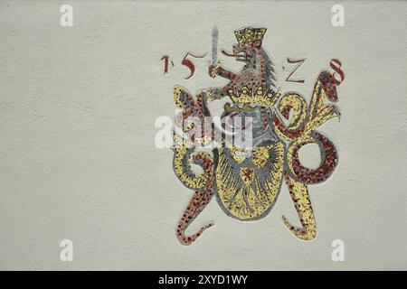 Stadtwappen mit dem Jahr 1528, Wandmosaik, Wappentier, Adlerfigur, Löwenfigur, Krone, Schwert, Handwerk, Rathaus, Ueberlingen, Ueber Stockfoto