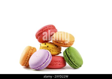 Bunte französische Macarons isoliert auf weißem Hintergrund, traditionelles Dessert in Frankreich Stockfoto