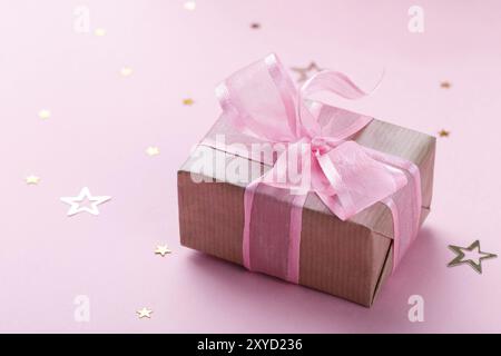 Geschenkbox mit Pink Ribbon und gold Sterne, urlaub Hintergrund mit Kopie Raum Stockfoto