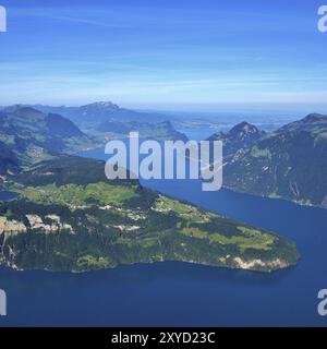 Blick vom Mount Fronalpstock. Vierwaldstättersee und Berge der Schweizer Alpen Stockfoto