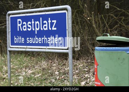 Mülleimer an einer Autobahnraststätte Stockfoto