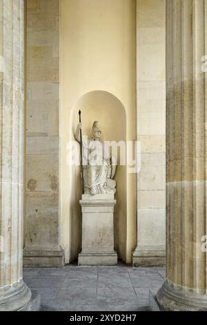 Berlin, Deutschland, 2014. Minerva-Statue unter dem Brandenburger Tor in Berlin, Europa Stockfoto