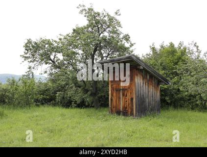 Ländliche Toilette hinten im Garten Stockfoto