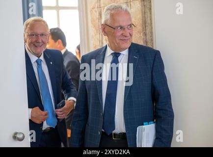 29. August 2024, Bayern, München: Staatsminister für Inneres, Sport und Integration Joachim Herrmann (r, CSU) und kroatischer Innenminister Davor Bozinovic (l) verlassen nach ihren Gesprächen den Sitzungssaal des Innenministeriums. Hauptthema der Sitzung war die Eindämmung der illegalen Migration. Foto: Peter Kneffel/dpa Stockfoto