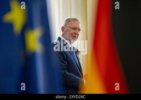 29. August 2024, Bayern, München: Der kroatische Innenminister Davor Bozinovic nimmt nach einem gemeinsamen Treffen mit dem bayerischen Innenminister Herrmann (CSU) an einer Pressekonferenz Teil. Hauptthema der Sitzung war die Eindämmung der illegalen Migration. Foto: Peter Kneffel/dpa Stockfoto