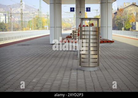 Metall Mülleimer am Bahnhof Stockfoto