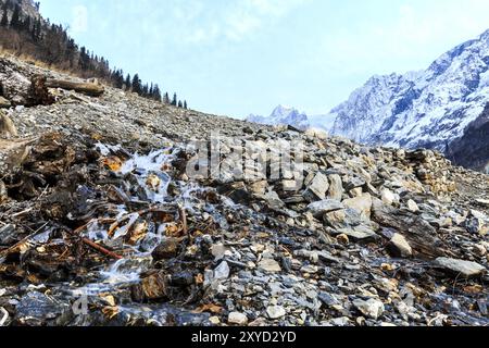 Schnee schmolzenes Wasser fließt von der Spitze des Berges, kaschmir, indien Stockfoto