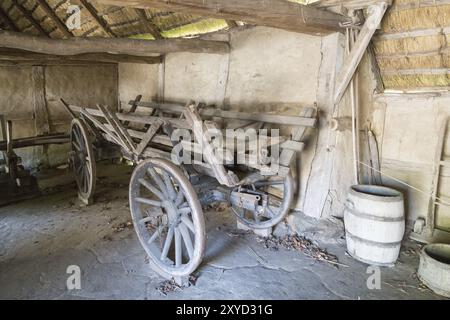 Ein alter hölzerner Pferdewagen, der in einer Scheune steht Stockfoto