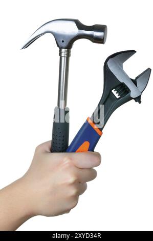 Hand hält und Hammer und einen Schraubenschlüssel auf weißem Hintergrund Stockfoto