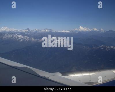 Blick auf die Himalaya-Berge von einem Druk Air-Flug in einem Airbus 319, der sich Paro Int. nähert Flughafen, Bhutan, Asien Stockfoto