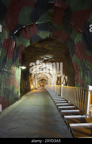 Der steile Eingang zum Andong-Tunnel, einem ehemaligen militärischen Schutzraum, der 641 Meter über 464 Stufen hinunter läuft. Es ist heute eine wichtige Touristenattraktion auf der i Stockfoto