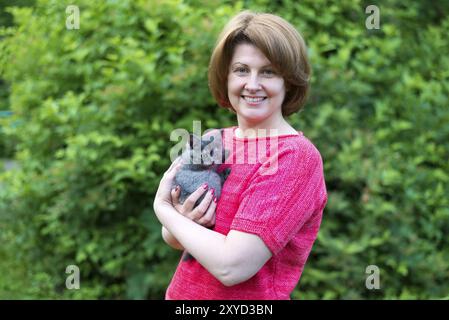 Frau umarmt eine blaue Kitten Scottish Meerenge in der Natur Stockfoto