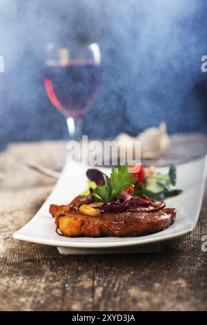 Gegrilltes Schweinesteak auf einem Teller Stockfoto