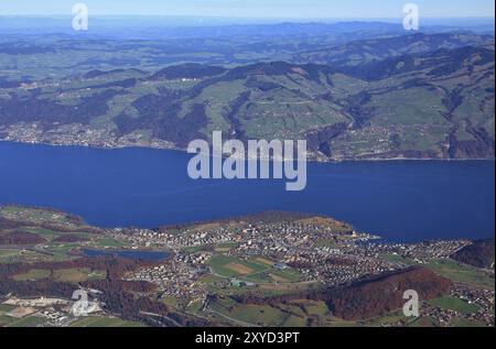 Dorf Spiez und Thunersee vom Niesen aus gesehen. Herbsttag in der Schweiz Stockfoto