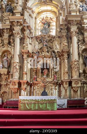 Coria, Spanien - 31. August 2023: Kathedrale unserer Lieben Frau von Himmelfahrt, Caceres, Spanien. Hauptaltarbild Stockfoto