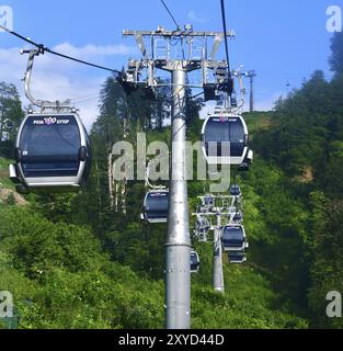 Rosa Khutor, Russland, 1. Juni. 2018. Seilbahn im Skigebiet im Sommer, Europa Stockfoto