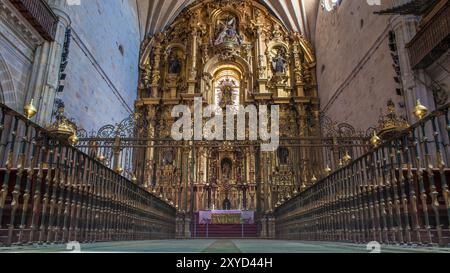 Coria, Spanien - 31. August 2023: Kathedrale unserer Lieben Frau von Himmelfahrt, Caceres, Spanien. Hauptaltarbild Stockfoto