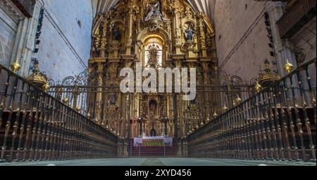 Coria, Spanien - 31. August 2023: Kathedrale unserer Lieben Frau von Himmelfahrt, Caceres, Spanien. Hauptaltarbild Stockfoto