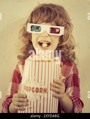 Junge, der Popcorn in der Hand hält. Kinokonzept. Retro-STYLE Stockfoto