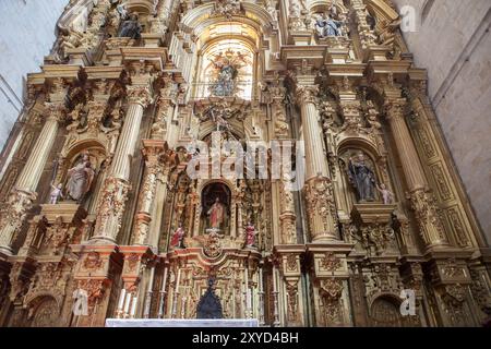 Coria, Spanien - 31. August 2023: Kathedrale unserer Lieben Frau von Himmelfahrt, Caceres, Spanien. Hauptaltarbild Stockfoto