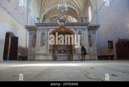 Coria, Spanien - 31. August 2023: Besucherfrau, die Retrochor beobachtet, Kathedrale von Coria unserer Lieben Frau von Himmelfahrt, Caceres, Spanien. Stockfoto