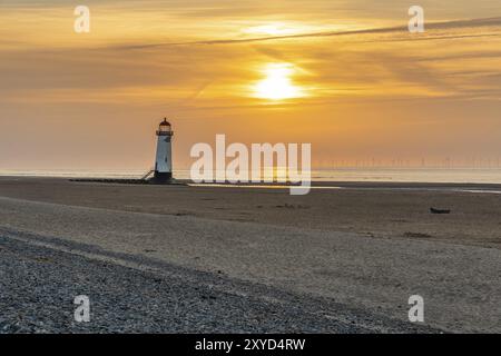 Sonnenuntergang am Leuchtturm in der Nähe von Ayr Talacre, Flintshire, Clwyd, Wales, Großbritannien Stockfoto
