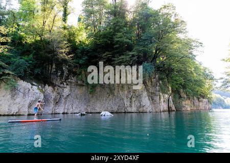 Touristen, Kind auf einer SUP-Reise, Stand-up-Paddelboarder erkunden, paddeln Sie die Schlucht von Soca und Idrijca in der Nähe von Most na Soci, Slowenien Stockfoto