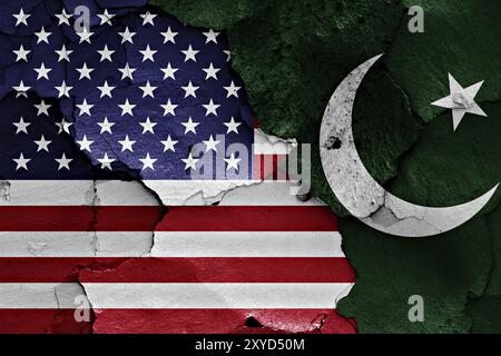 Fahnen der USA und Pakistans, gemalt auf einer gerissenen Wand Stockfoto