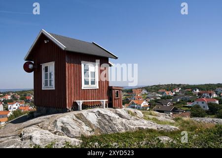 Typisch schwedische Hütte auf einem Hügel Stockfoto