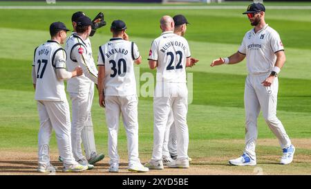 Aufgenommen in Birmingham, Großbritannien am 29. August 2024 im Warwickshire County Cricket Club, Edgbaston. Das Bild ist #37, Michael Rae aus Warwickshire streckt seine Hand aus, um #22 zu gratulieren, Chris Rushworth aus Warwickshire zur Entlassung von #23, Daniel Bell-Drummond aus Kent, gefangen von #2, Jacob Bethell aus Warwickshire während des County Championship Matches 2024 zwischen Warwickshire CCC und Kent CCC das Bild ist nur für redaktionelle Zwecke bestimmt – Verleihung an Stu Leggett über Alamy Live News Stockfoto