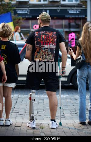 Ein ukrainischer Veteran mit amputiertem Bein nimmt an einer öffentlichen Demonstration zur Freilassung von gefangenen Verteidigern Teil, die in russischen Gefängnissen verbleiben. Kiew - 11. August 2024 Stockfoto