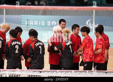 Paris, Frankreich. August 2024. Spieler beider Teams begrüßen sich nach dem Torball-Vorrunde-Pool-B-Spiel zwischen China und Japan bei den Paralympischen Spielen 2024 in Paris, Frankreich, 29. August 2024. Quelle: Hou Zhaokang/Xinhua/Alamy Live News Stockfoto