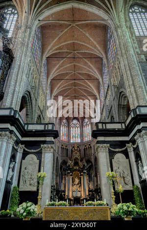 Gotische Kathedrale St. Bavo aus dem 10. Jahrhundert, gewölbte Decke und Säulen des Mittelschiffs, Gent, Flandern, Belgien Stockfoto