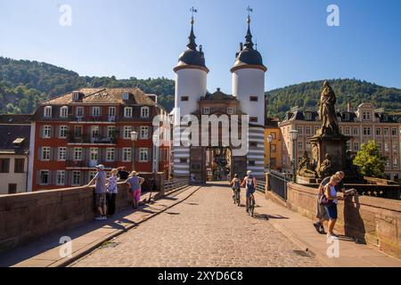 Alte Brücke in Heidelberg mit Blick auf das mittelalterliche Brückentor *** Alte Brücke in Heidelberg mit Blick auf das mittelalterliche Brückentor Copyright: XUdoxHerrmannx Stockfoto