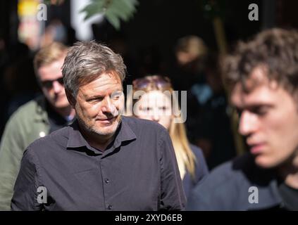 Erfurt, Deutschland. August 2024. Robert Habeck (Allianz 90/die Grünen), Vizekanzler und Bundesminister für Wirtschaft und Klimaschutz, nimmt an einer Wahlkampagne der Allianz 90/die Grünen in Thüringen Teil. Am 1. September wird in Thüringen ein neuer landtag gewählt. Quelle: Hannes P. Albert/dpa/Alamy Live News Stockfoto