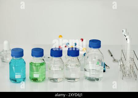 Chemische Reagenzien werden in Laboreinstellung angezeigt Stockfoto